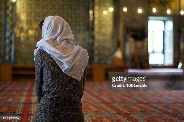 femme musulmane est de prier dans la mosquée - femme foulard photos et images de collection