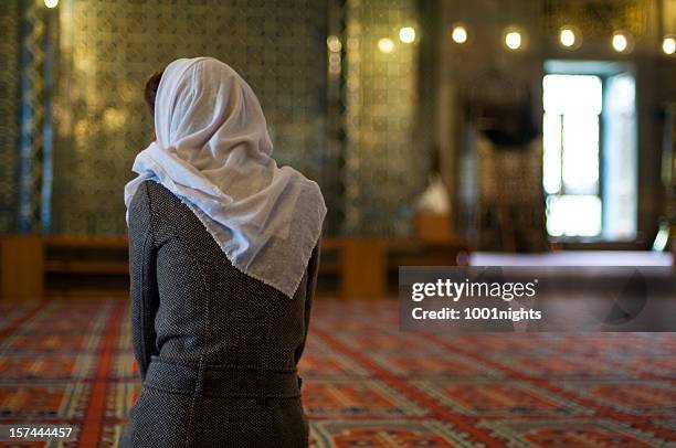 muslim woman is praying in the mosque - salah islamic prayer stockfoto's en -beelden