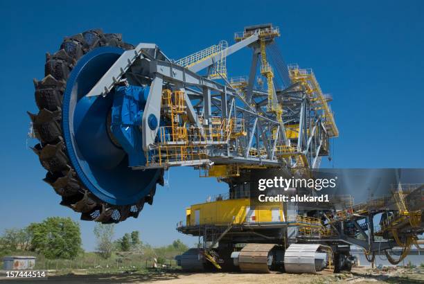 giant bucket wheel excavator - mining machinery stock pictures, royalty-free photos & images