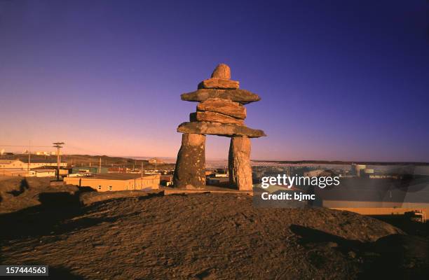 inuit-steindenkmal in rankin inlet, nunavut, kanada - nunavut stock-fotos und bilder