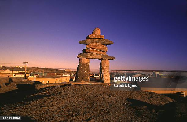 inukshuk di rankin inlet, nunavut, canada - sculpture canada foto e immagini stock