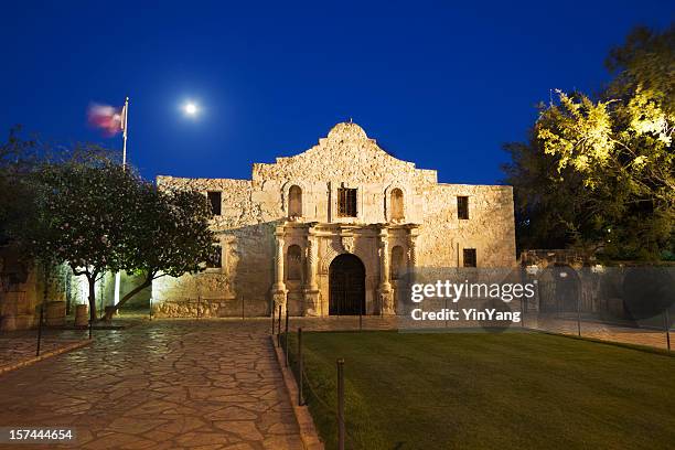 missão de san antonio, do alamo, um famoso edifício histórico no texas - san antonio - fotografias e filmes do acervo
