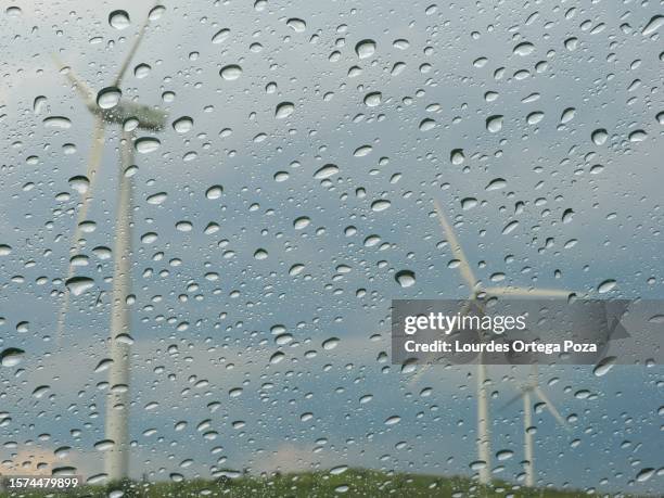 energía eólica - wind power tower - recursos sostenibles stockfoto's en -beelden