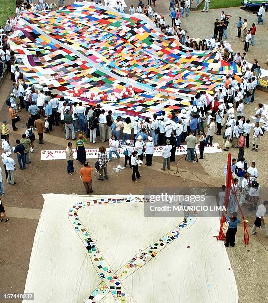 Demonstrators are seen during Worlds AIDS day in Sao Paulo, Brazil 30 November 2001. Centenares de portadores del virus HIV sostienen una tela...