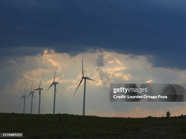 wind power towers - recursos sostenibles stockfoto's en -beelden