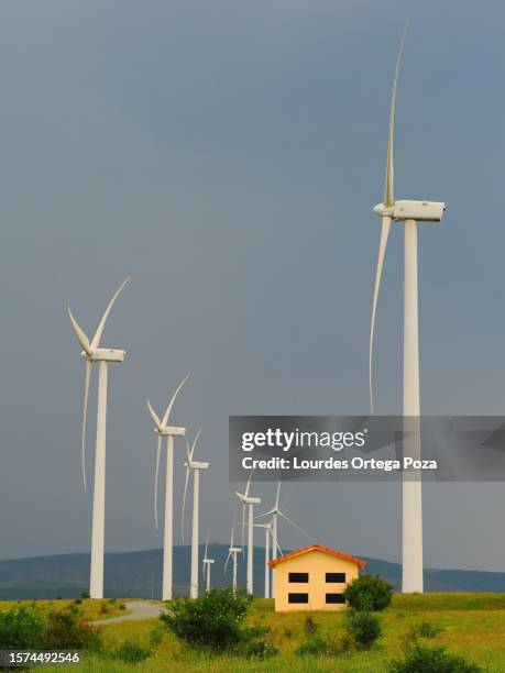 wind power towers - recursos sostenibles stockfoto's en -beelden