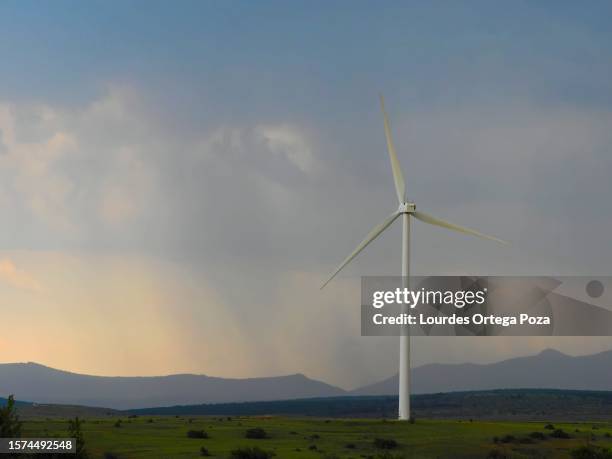 wind power tower - recursos sostenibles stockfoto's en -beelden