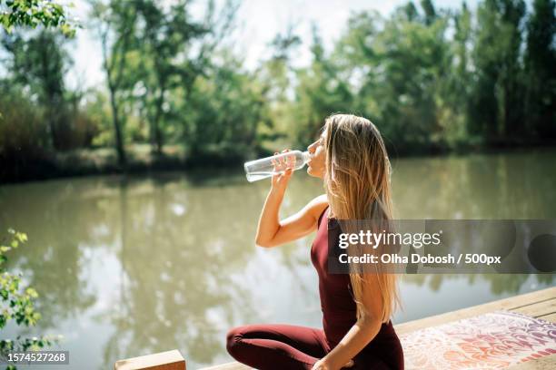 yoga online work in the park,spain - trinkwasser stock-fotos und bilder