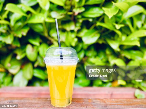 https://media.gettyimages.com/id/1574581299/photo/close-up-of-freshly-juiced-tropical-pineapple-drink.jpg?s=612x612&w=gi&k=20&c=6MyieysOl0NNI9I7x-_8DWMcQME-zLKlXWY0ZxoTCtE=