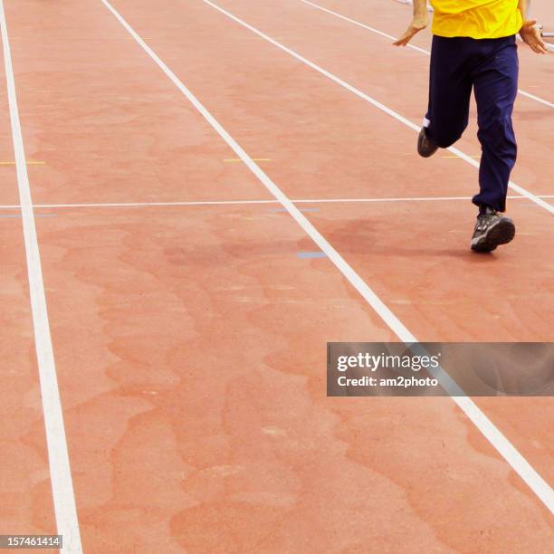 atleta corriendo en una pista de atletismo - correndo stock pictures, royalty-free photos & images