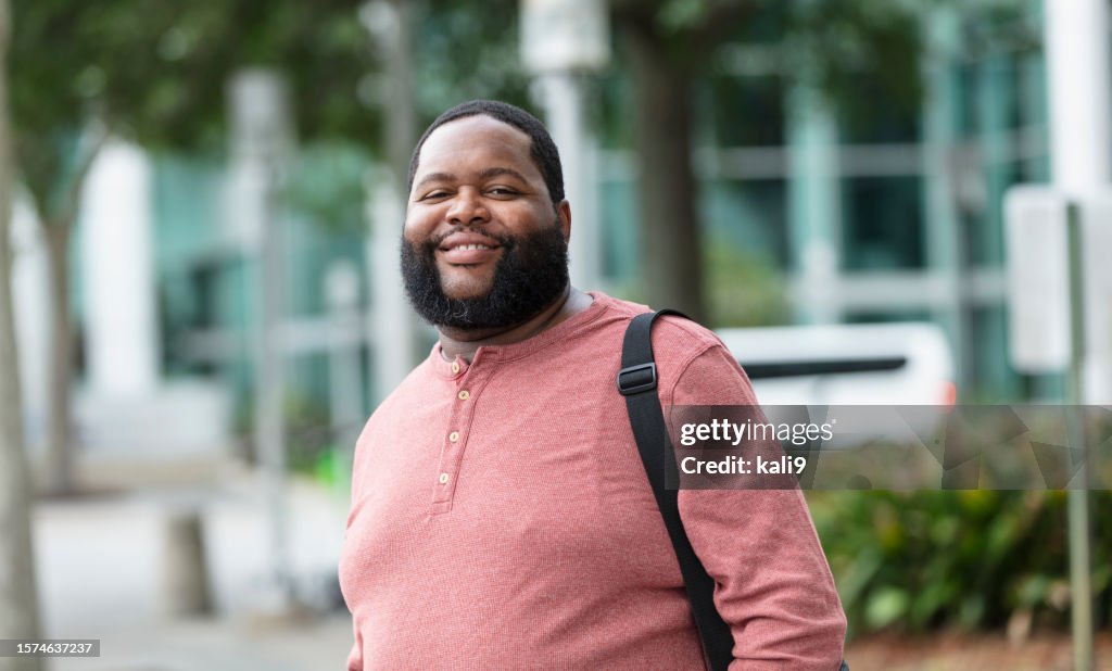Homem afro-americano com barba andando na cidade