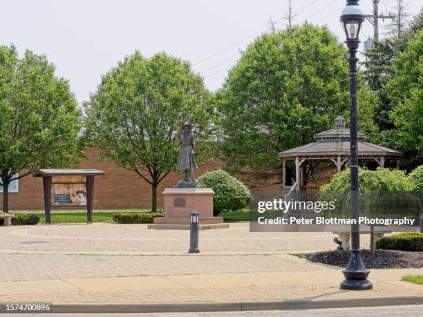 annie oakley statue and memorial in downtown greenville ohio - usa - amusement park ohio stock pictures, royalty-free photos & images