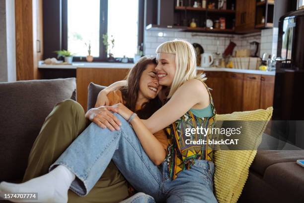 una pareja de lesbianas felices compartiendo momentos juntos - lesbiana fotografías e imágenes de stock