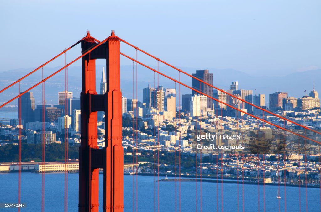 Golden Gate Bridge und die Skyline von San Francisco