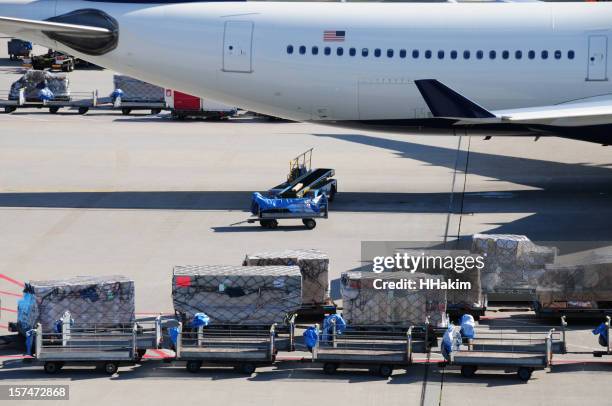airline industry – cargo - vrachtvliegtuig stockfoto's en -beelden