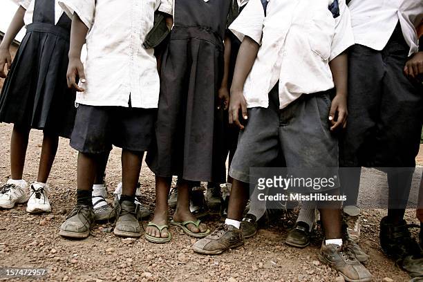 africano crianças de escola - sapatos sujos dentro de casa imagens e fotografias de stock