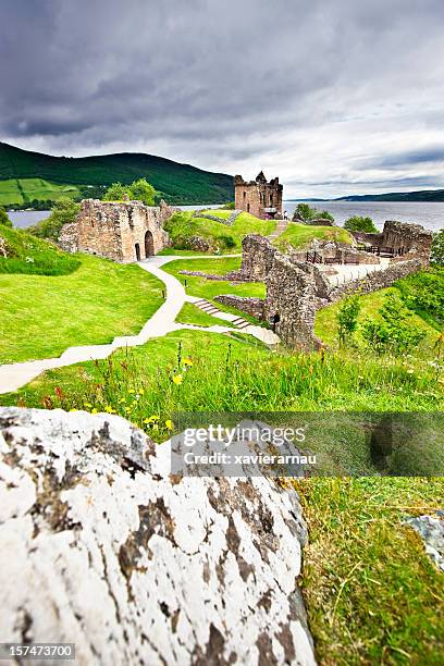 château d'urquhart - inverness scotland photos et images de collection