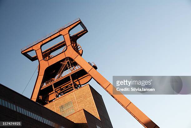石炭鉱山ツォルフェライン立抗 - エッセン ストックフォトと画像