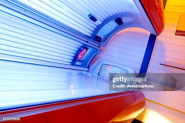 cama de bronzeamento-aberto e luzes acesas - cabine uv imagens e fotografias de stock