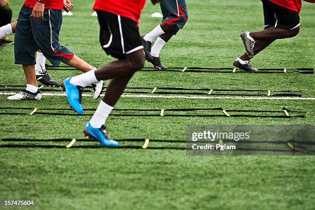 athelete formación de fútbol - football training fotografías e imágenes de stock