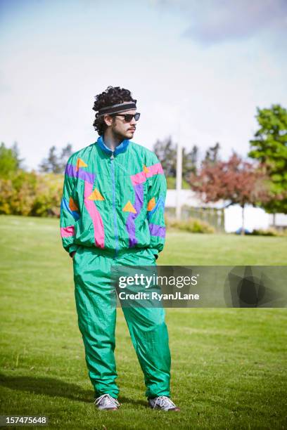 mullet corredor con la década de 1980, la moda estilo de 1990 - mono prenda de vestir fotografías e imágenes de stock