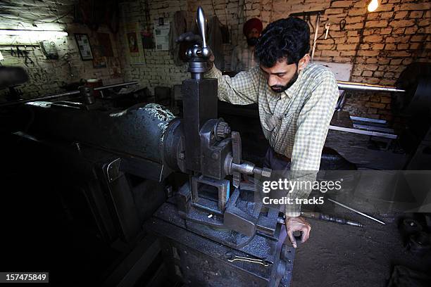 indian workers: lathe machinist - punjab india stockfoto's en -beelden