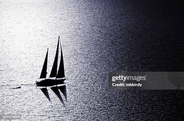 navigation à voile au coucher du soleil - sailing greece photos et images de collection