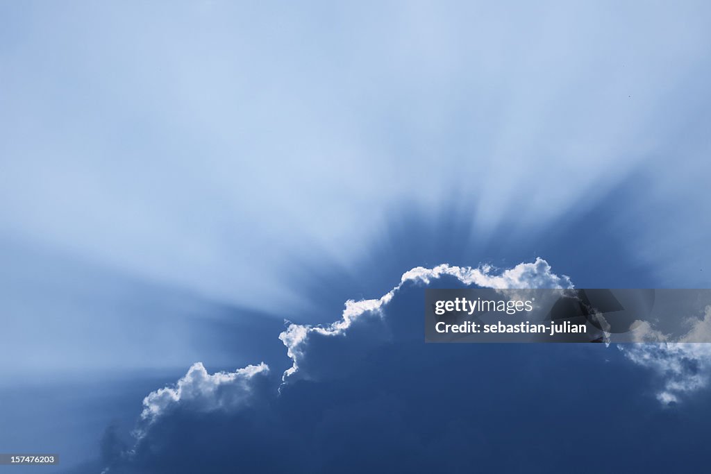 Fonds de nuage avec des poutres de soleil