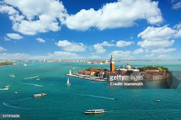 venezianische lagune mit schiffen und san giorgio maggiore, luftaufnahme - lagoon stock-fotos und bilder