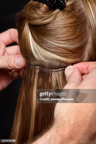 cabeleireiro colocar no prolongamento de cabelo - alongamento de cabelo - fotografias e filmes do acervo