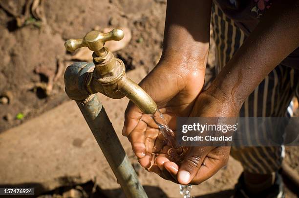 enfant sur l'onglet avec l'eau potable - child washing hands photos et images de collection