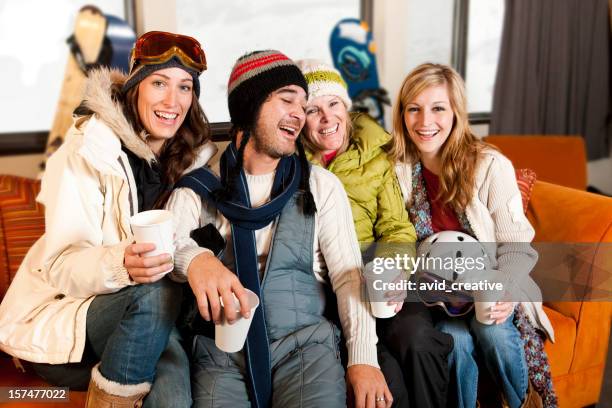 freunden entspannen nach dem skifahren im ski lodge - skirestaurant stock-fotos und bilder