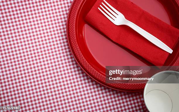 beni cartacei picnic - plate with cutlery foto e immagini stock