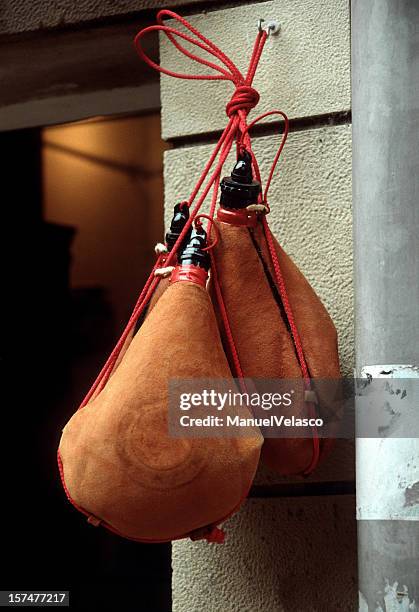 bota de vino-wineskin - botas fotografías e imágenes de stock