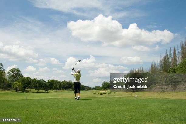 golf player in action in tropical golf course in thailand - hua hin thailand stockfoto's en -beelden