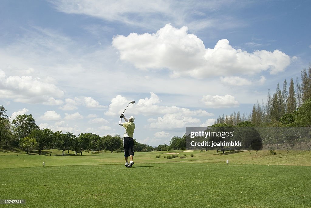 Jogador de golfe no campo de golfe acção em tropical na Tailândia
