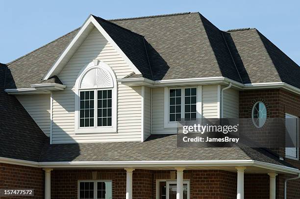 residência, casa com vinil alinhares, tijolo, gabled modelo arquitetónico - telhado imagens e fotografias de stock