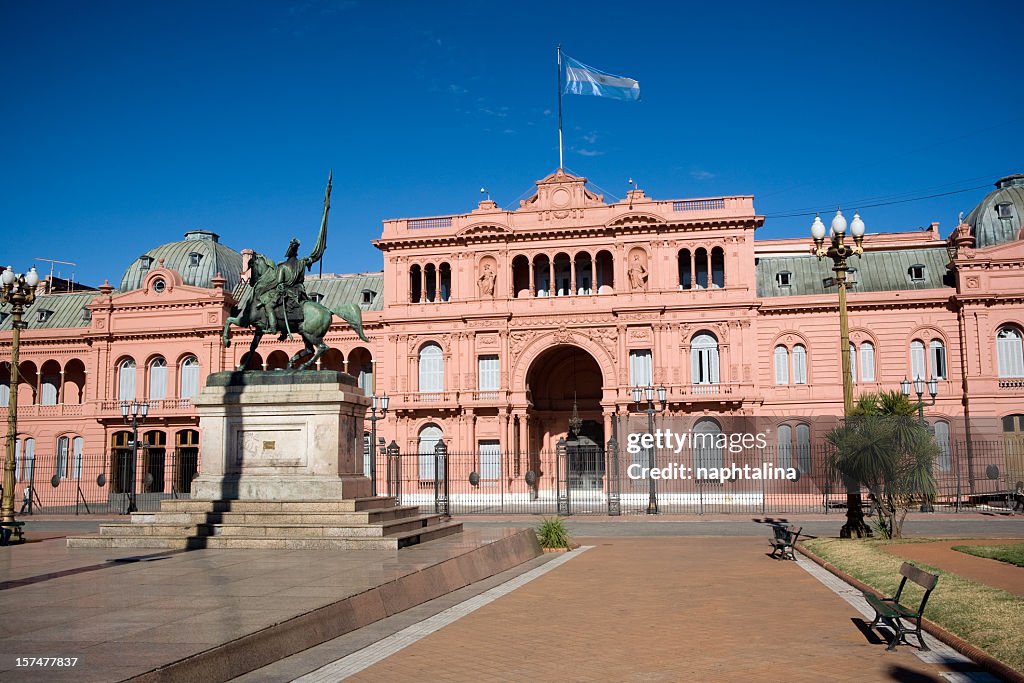 Front view of Case Rosado in Buenos Aires