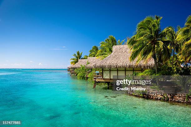 hotel resort in paradise lagoon - tahiti stockfoto's en -beelden