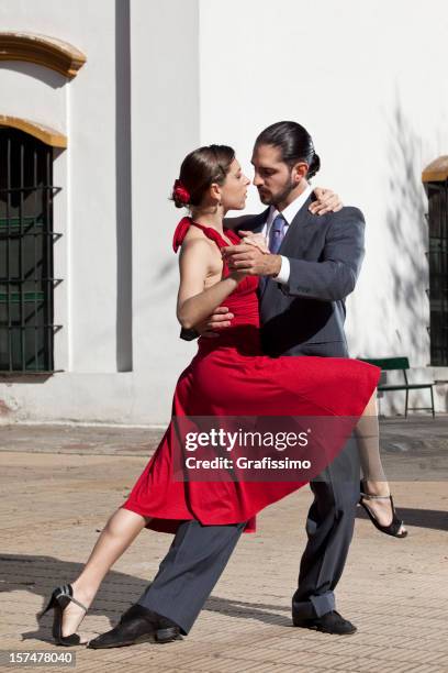 pareja de baile de tango argentino en buenos aires - tango fotografías e imágenes de stock