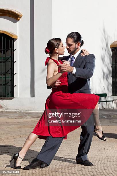 argentine couple dancing tango in buenos aires - tango stockfoto's en -beelden