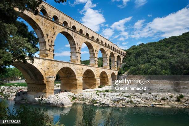 pont du gard - aqueduct stockfoto's en -beelden