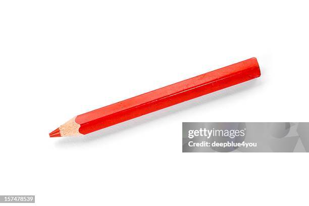 lápiz de color rojo con sombra, aislado en blanco - color pencils fotografías e imágenes de stock