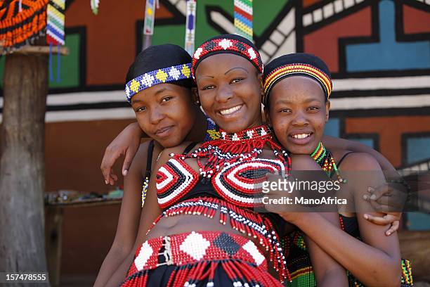 zulu niñas desde el sur de áfrica - durban fotografías e imágenes de stock