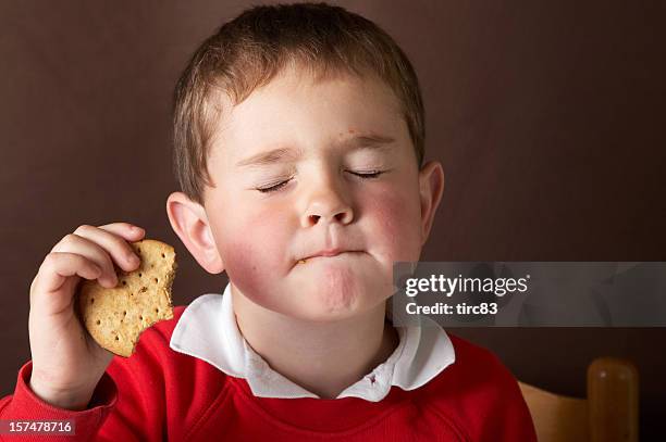 vier jahre alter junge isst schokolade sandwich - eating cookies stock-fotos und bilder