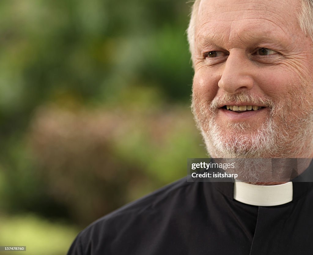Portrait d'un souriant priest
