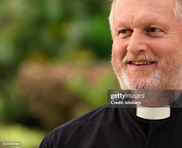 ritratto di un sorridente prete - ministero foto e immagini stock