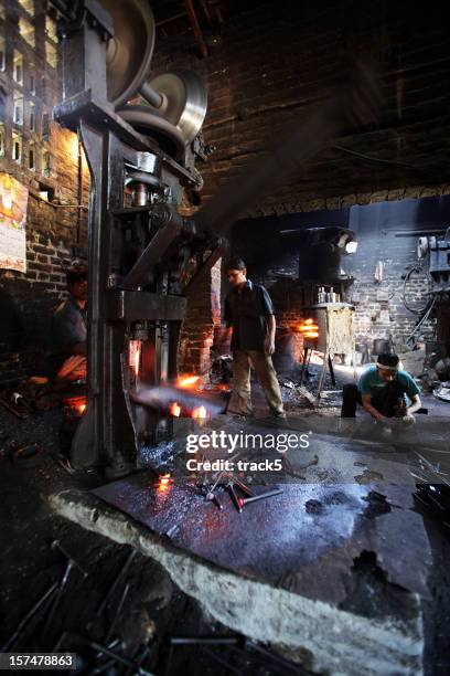 indian trabalhadores: fábrica - labor intensive production line imagens e fotografias de stock