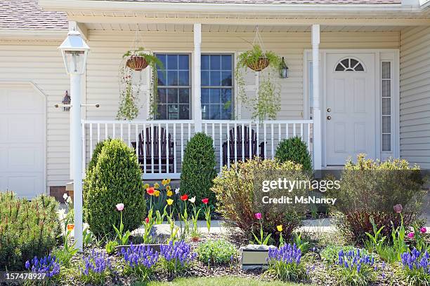 facciata di casa bella con paesaggio di primavera - portico sopraelevato foto e immagini stock