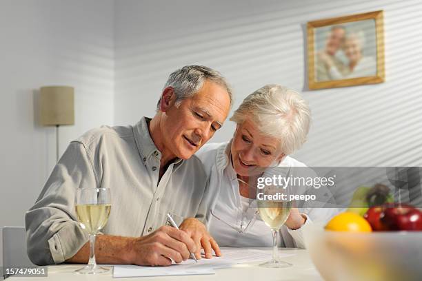 Квартира получить пенсионерам. Счастливые пенсионеры. Квартира пенсионера. Пожилая пара в квартире. Фото счастливых пенсионеров в квартире.